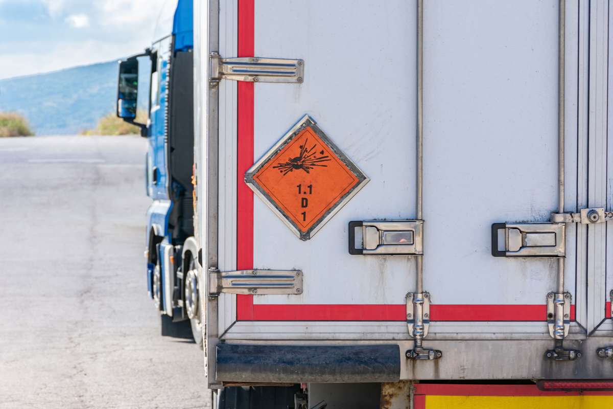 Les Prescriptions d’Expédition des Marchandises Dangereuses en Colis par Route